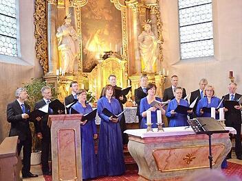 Der Kammerchor "Cantanti Amabile" beeindruckte die Zuhörer mit einem gesungenen Glaubensbekenntnis. Vorne in der Mitte Chorleiterin und Sopransolistin Stephanie Simon  Foto: K.- H. Hofmann