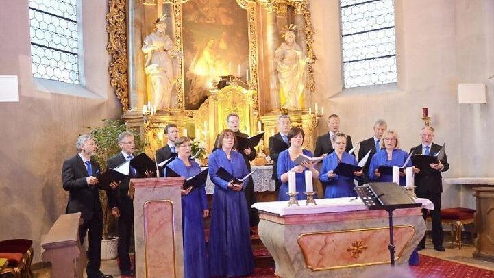 Der Kammerchor "Cantanti Amabile" beeindruckte die Zuhörer mit einem gesungenen Glaubensbekenntnis. Vorne in der Mitte Chorleiterin und Sopransolistin Stephanie Simon  Foto: K.- H. Hofmann