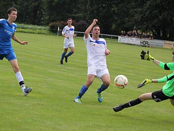 Im Finale der B-Junioren lieferten sich die SG Herzogenaurach (blaue Trikots) und der ASV Forth einen offenen Schlagabtausch. Erst nach der Pause (1:1) münzten die Gastgeber ihre leichten Vorteile in zwei weitere Treffer um. Fotos: Uwe Kellner