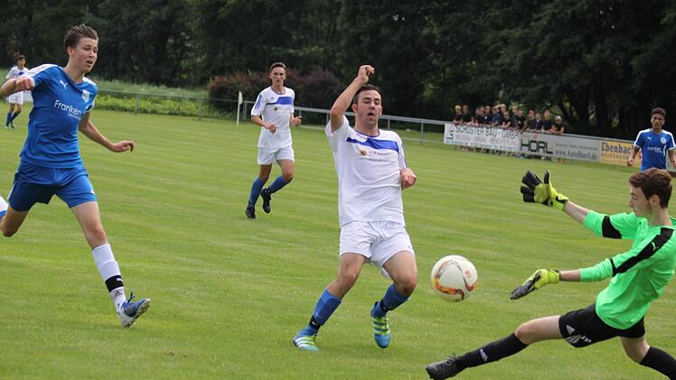 Im Finale der B-Junioren lieferten sich die SG Herzogenaurach (blaue Trikots) und der ASV Forth einen offenen Schlagabtausch. Erst nach der Pause (1:1) münzten die Gastgeber ihre leichten Vorteile in zwei weitere Treffer um. Fotos: Uwe Kellner