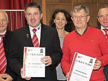 Zu Ehrenmitgliedern wurden Ulrich Herbst (Zweiter von links) und Alfred Gagel (Zweiter von rechts) ernannt. Mit auf dem Bild sind die drei Vorsitzenden (von links) Klecker, Mayr-Leidnecker und Mackert.