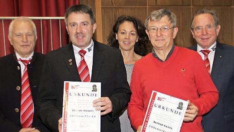 Zu Ehrenmitgliedern wurden Ulrich Herbst (Zweiter von links) und Alfred Gagel (Zweiter von rechts) ernannt. Mit auf dem Bild sind die drei Vorsitzenden (von links) Klecker, Mayr-Leidnecker und Mackert.