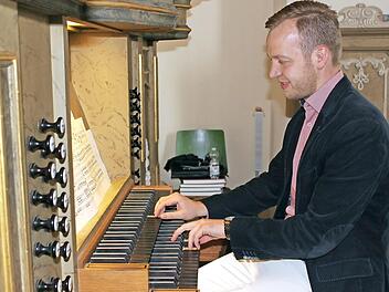 Ralf Hofmann initiierte ein Benefizkonzert an der Vleugels-Orgel in der Pfarrkirche in Knetzgau. Der Erlös kommt dem Musikverein Knetzgau für die Erweiterung des Vereinsheimes zugute. Foto: Christiane Reuther
