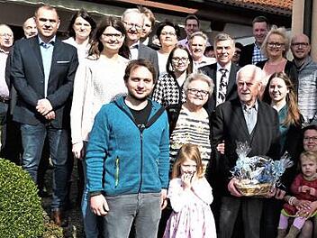 Unser Bild zeigt Erhard Kintzel (mit Geschenkkorb) mit seiner Ehefrau Ingeborg (links daneben), Tochter Isolde und Sohn Gernot mit deren Familien sowie weiteren Geburtstagsgästen. Foto: Werner Reißaus