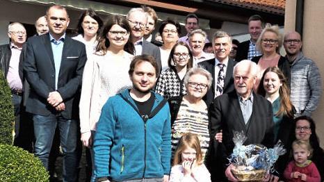 Unser Bild zeigt Erhard Kintzel (mit Geschenkkorb) mit seiner Ehefrau Ingeborg (links daneben), Tochter Isolde und Sohn Gernot mit deren Familien sowie weiteren Geburtstagsgästen. Foto: Werner Reißaus