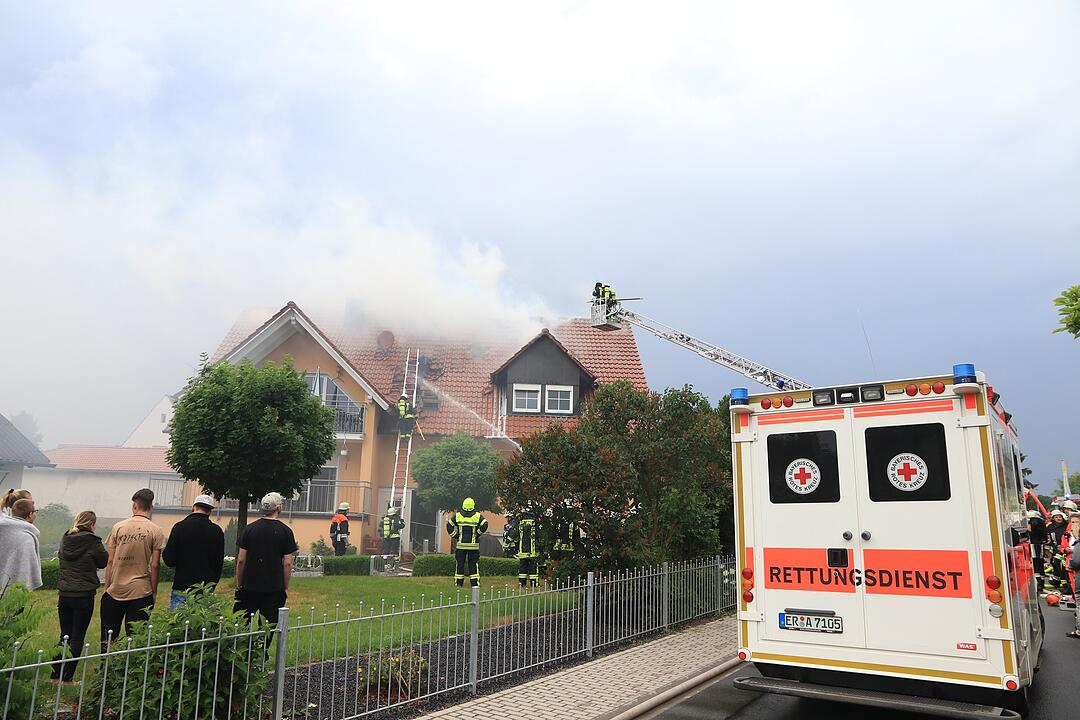 Blitzeinschlag: Dachstuhl geht nach Gewitter in Flammen auf