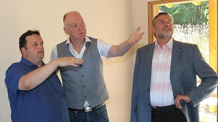 Dieter Schölzke, der Vorsitzende des Imkervereins (links), führte Bürgermeister Helmut Blank (Mitte) und den Kreisvorsitzenden der Imker, Erhard Bieber (rechts) durch die noch leeren Räume des neuen Bienenlehrstandes. Foto: Dieter Britz