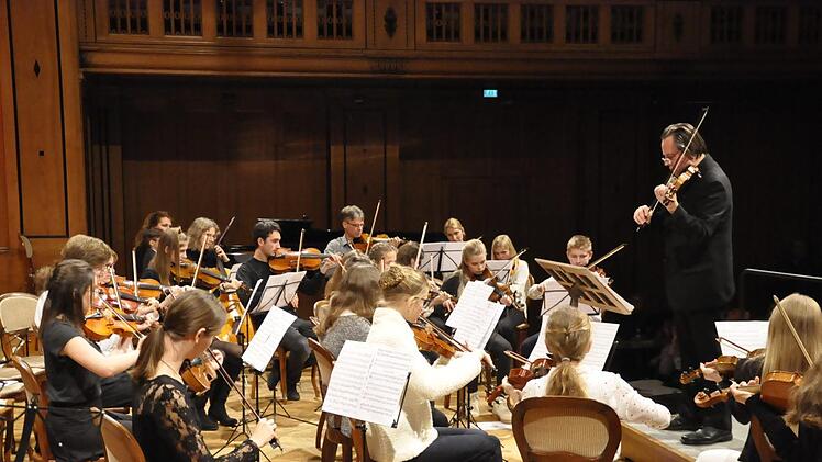 Das Streichorchester der Städtischen Musikschule Bad Kissingen unter der Leitung von Matthias Klink und von Barbara Moritz am Flügel begleitet. Peter Klopf