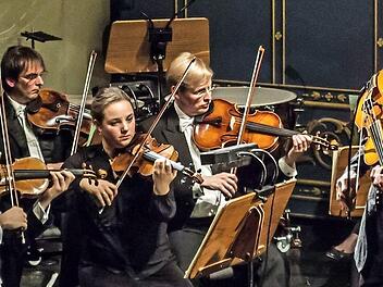 Begeisterten Applaus gab es für Sergey Malov als Solist und Dirigent und für das Philharmonische Orchester beim Sinfoniekonzert im Landestheater Coburg. Foto: Jochen Berger