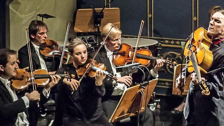 Begeisterten Applaus gab es für Sergey Malov als Solist und Dirigent und für das Philharmonische Orchester beim Sinfoniekonzert im Landestheater Coburg. Foto: Jochen Berger