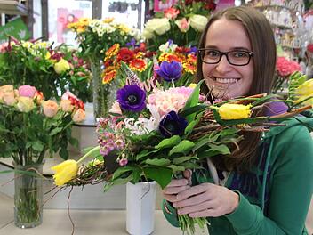 Für 20 Euro gibt es einen  individuell gebundenen Blumenstrauß vom Floristen. Valentinstag hin, Brauchtum her: Ein solcher Strauß bringt Farbe in den tristen grauen Februar - und schon deshalb ist so ein Strauß sein Geld wert.Matthias Einwag
