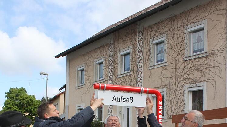Bringen das Schild an der Mitfahrbank an (von links): Markus Hammrich, Landrat Johann Kalb und Bürgermeister Helmut Krämer.Carmen Schwind