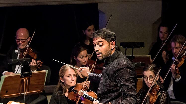 Reichlich Beifall gab es für GMD-Aspirant Harish Shankar und den Solisten Markus Riepertinger im Landestheater.Jochen Berger