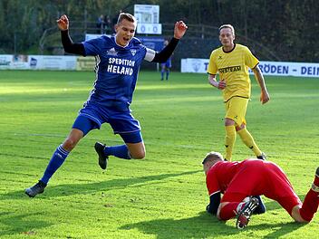 Es war zum Schreien! Immer wieder war der Ebensfelder Torwart Hauptmann im Weg. In dieser Szene scheitert M&ouml;nchr&ouml;dens Kapit&auml;n Niklas Ehrlich. Die Bezirksligapartie im "Wildpark" endete mit einem 2:1-Ausw&auml;rtssieg des bisherige Tabellen-Schlusslichtes. Foto: Timo Geldner