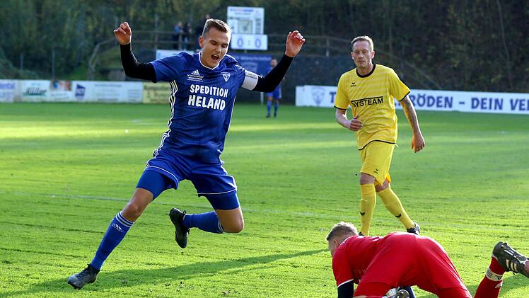 Es war zum Schreien! Immer wieder war der Ebensfelder Torwart Hauptmann im Weg. In dieser Szene scheitert M&ouml;nchr&ouml;dens Kapit&auml;n Niklas Ehrlich. Die Bezirksligapartie im "Wildpark" endete mit einem 2:1-Ausw&auml;rtssieg des bisherige Tabellen-Schlusslichtes. Foto: Timo Geldner