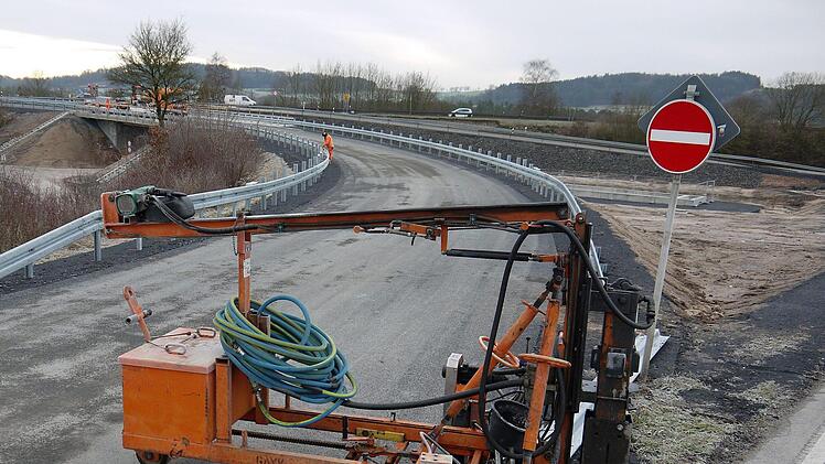Zum Ende der Woche haben die Arbeiter die Baustelle  an der Haabrücker Abfahrt  von der Bundesstraße 4 verlassen. - Foto: Berthold Köhler