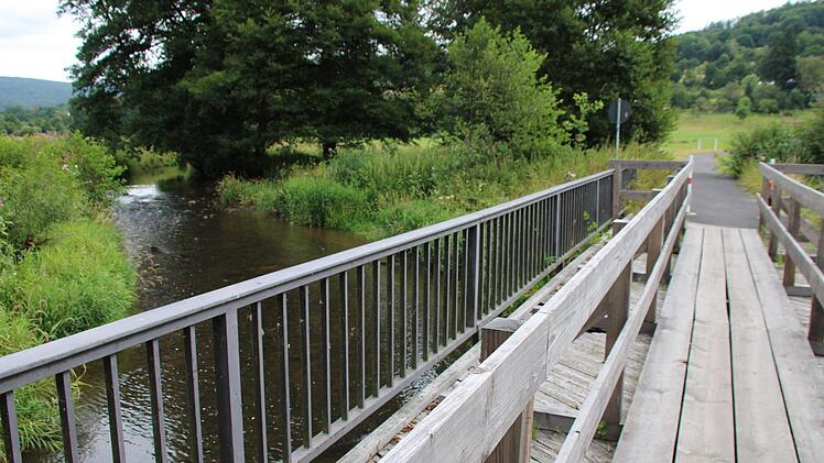 Die Brücke über die Sinn bei Wernarz wird gern von Spaziergängern und Radfahrern genutzt. Foto: Ulrike Müller