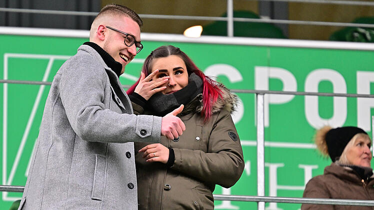 Fürth: Fußball war nur Nebensache - Zuschauer macht Heiratsantrag in Fußballstadion