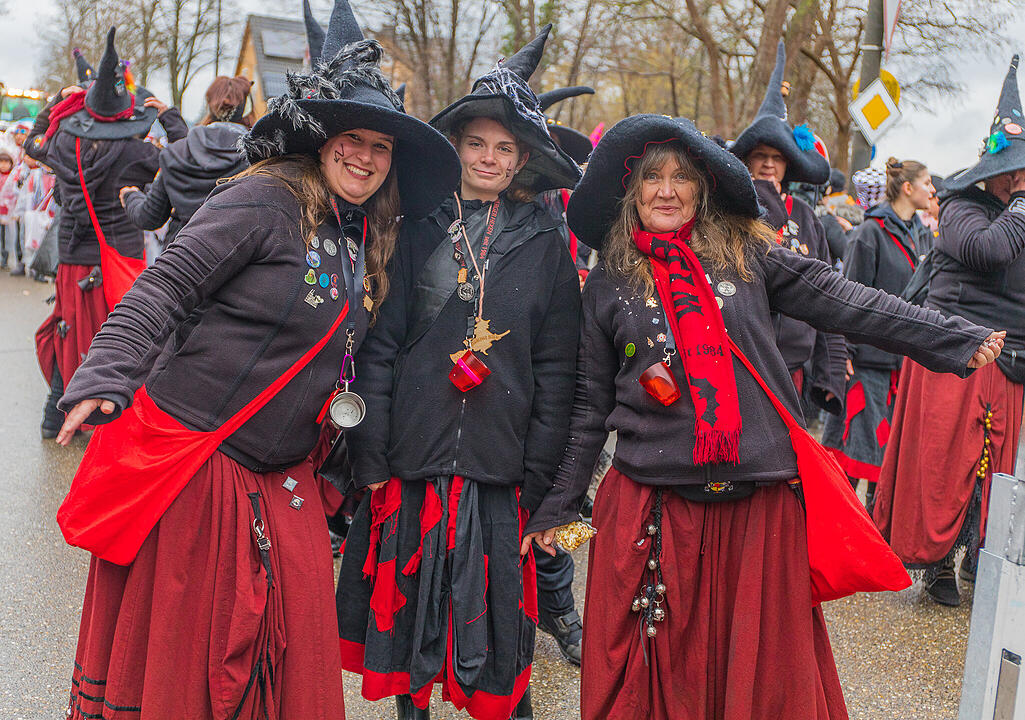 Buntes Faschingstreiben begeistert groß und klein.