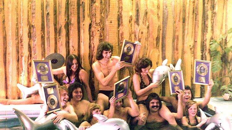 "Sex, Drugs und Rock'n'Roll ist nur eine Legende", sagt Olaf der Flipper (hinten, Mitte). Gefeiert, wie hier nach der ersten Gold-Verleihung 1974, haben die Flippers aber schon auch ganz gerne.