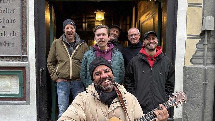 Simon Pearce (vorne) lernt die Vereinsmitglieder vom Kneipenchor "M&auml;nnersache" in Bamberg kennen.