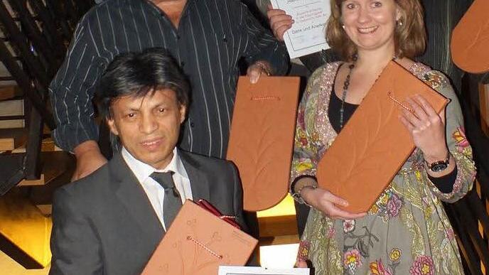 Die Preisträger bekamen eine Urkunde und eine Nachbildung eines Dachziegels aus dem Jahr 1696.