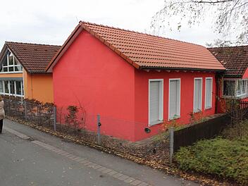 Auf dem Grundstück rechts neben dem Kindergarten entsteht ein Anbau für eine Krippengruppe. Foto: fra-press