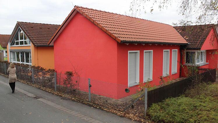 Auf dem Grundstück rechts neben dem Kindergarten entsteht ein Anbau für eine Krippengruppe. Foto: fra-press