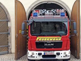 Nur ganz knapp wird das neue Feuerwehrauto in die Zehntscheune passen. Das hat diese Testfahrt ergeben. Bei der nächsten Fahrzeug-Generation wäre die Einfahrt nicht mehr möglich. Foto: Feuerwehr Münnerstadt