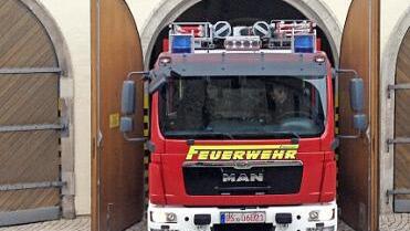 Nur ganz knapp wird das neue Feuerwehrauto in die Zehntscheune passen. Das hat diese Testfahrt ergeben. Bei der nächsten Fahrzeug-Generation wäre die Einfahrt nicht mehr möglich. Foto: Feuerwehr Münnerstadt