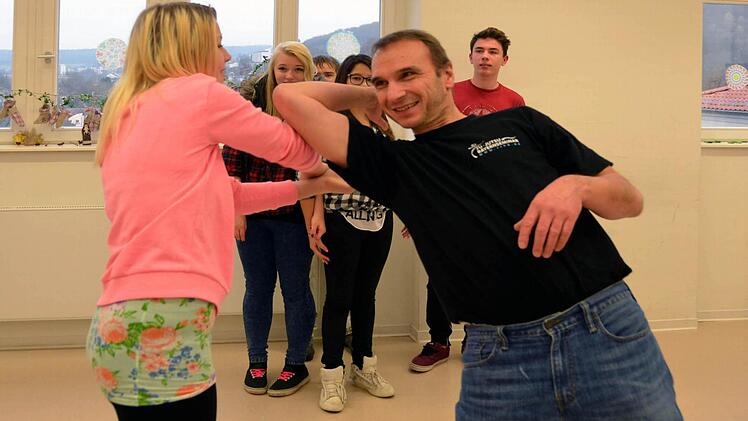 Vanessa Wagner weiss sich zu wehren: Klaus Dausacker hat vorher einige Tricks und Kniffs verraten, wie man auch ohne viel Kraftanstrenung zur Wehr setzen kann.   Foto: Rauch