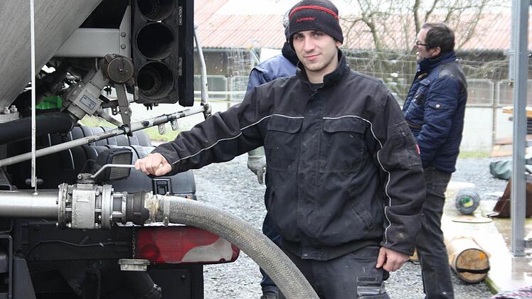 Alexander Hanna an der Fülleinrichtung des Silolasters Foto: Friedwald Schedel