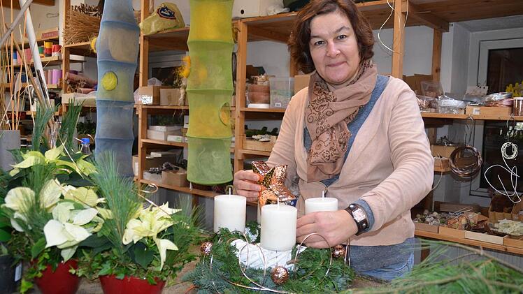 Marion Mangold ist schon seit Tagen dabei, in ihrer Blumengalerie in Burkardroth Gestecke und Adventskränze anzufertigen. Die Mitarbeiter helfen ihr. Foto: Kathrin Kupka-Hahn