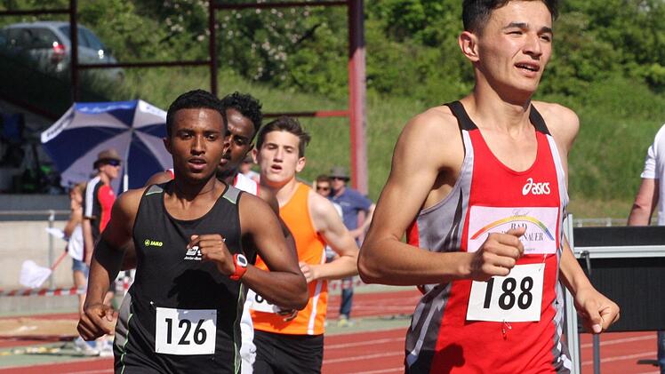 Esmat Rezaei (rechts) vom TV Bad Brückenau brillierte über 800 Meter und 1500 Meter der Jugend U18.
