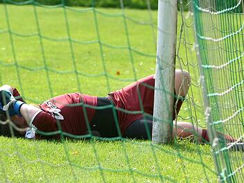 TSV-Torwart Manuel Schuberth liegt nach der 3:9-Niederlage gegen den VfR Katschenreuth am Boden. Der Tabellenletzte TSV Neudrossenfeld II hofft auf Unterstützung aus der ersten Mannschaft, um sich den Relegationsrängen weiter anzunähern. Foto: Monika Limmer/Archiv