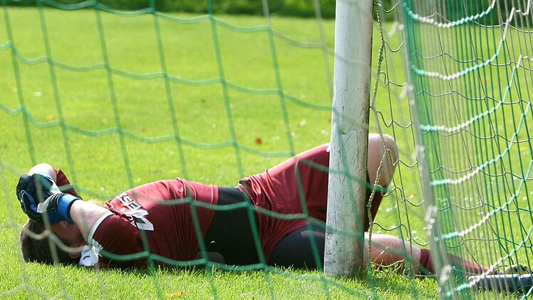 TSV-Torwart Manuel Schuberth liegt nach der 3:9-Niederlage gegen den VfR Katschenreuth am Boden. Der Tabellenletzte TSV Neudrossenfeld II hofft auf Unterstützung aus der ersten Mannschaft, um sich den Relegationsrängen weiter anzunähern. Foto: Monika Limmer/Archiv