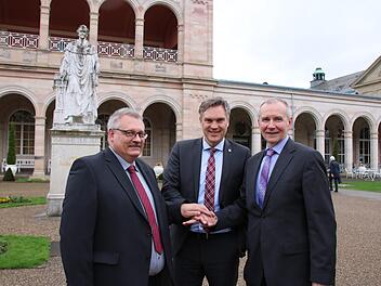 Wolfgang Bauer (Mitte), Präsident des Landesamtes für Digitalisierung, Breitband und Vermessung, verabschiedete den bisherigen Chef des Bad Kissinger Vermessungsamtes, Konrad Unsleber (rechts), und führte seinen Nachfolger Albert Köder (links) ins Amt ein.  Foto: Ralf Ruppert