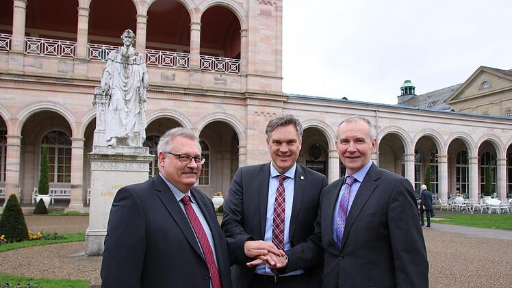Wolfgang Bauer (Mitte), Präsident des Landesamtes für Digitalisierung, Breitband und Vermessung, verabschiedete den bisherigen Chef des Bad Kissinger Vermessungsamtes, Konrad Unsleber (rechts), und führte seinen Nachfolger Albert Köder (links) ins Amt ein.  Foto: Ralf Ruppert