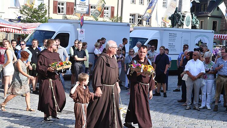 Auch die Saalfelder Bettelmönche sind zur Eröffnung gekommen.Foto: Ronald Rinklef