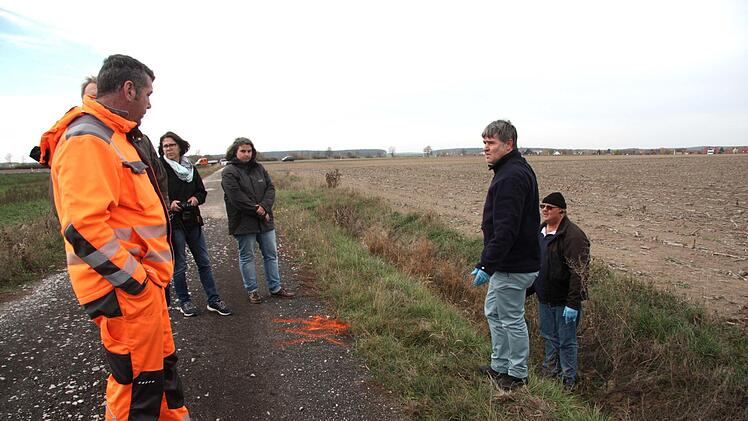Bauhofleiter Frank Jordan, Klaus Schumann (verdeckt) und Anne-Marie Müller sowie eine Mitarbeiterin vom Umweltamt des Landkreises.