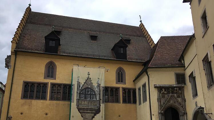 Der beschädigte gotische Erker am Gebäude des Regensburger Rathauses ist derzeit mit einer Plane verhüllt. Foto: Clemens Muth