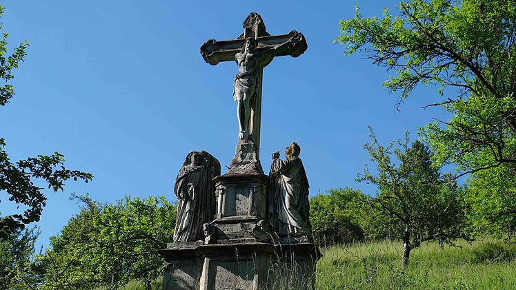 Die Kreuzigungsgruppe an der Alten Straße in Sulzthal soll saniert werden.Gerd Schaar