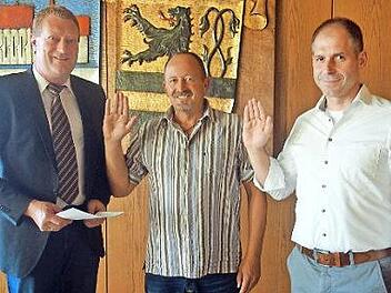 Bürgermeister Michael Keilich (links) vereidigt die neuen Gemeinderatsmitglieder Guido Löffler (Mitte) und Bernd Gäbelein. Foto: Klaus Oelzner