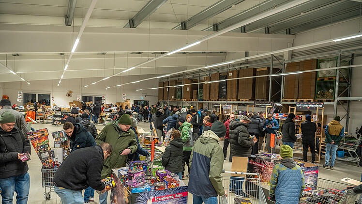Mega-Ansturm auf Böller und Raketen: Verkaufsstart für Silvesterfeuerwerk geht los