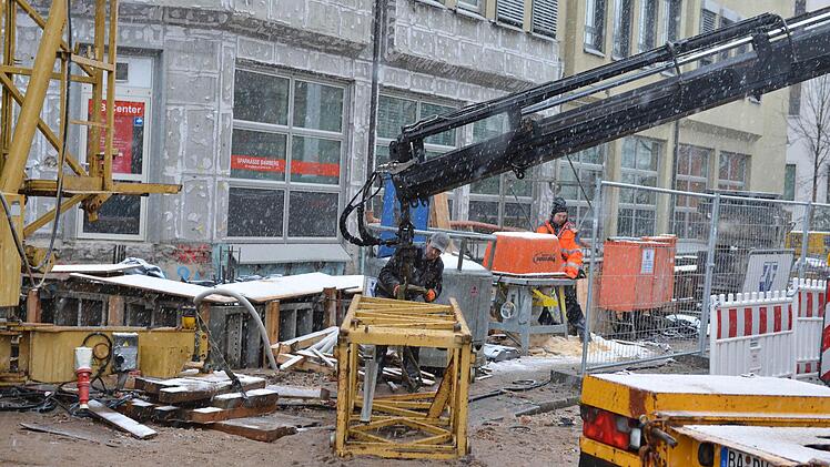 Teile des Krans liegen am Boden. Foto: Ronald Rinklef