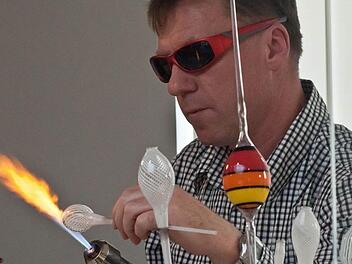 Jürgen Kob beim Workshop für Lampenglas.Fotos: Jochen Berger