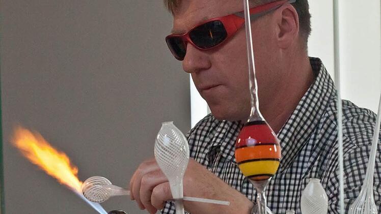 Jürgen Kob beim Workshop für Lampenglas.Fotos: Jochen Berger