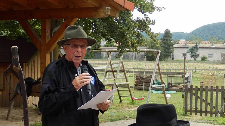 Richard Schlegelmilch (beim Zeiler Weinfest der "Abt Degen") reimte humorvoll als Schäfer, und da musste Heimatforscher Heinrich Weisel (im Vordergrund) an manchen Stellen schmunzeln. Foto: Brigitte Hamm