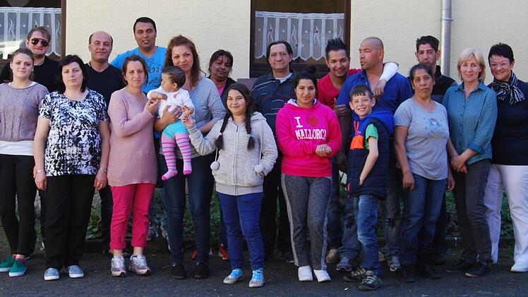 Mitarbeiter des Seniorenkreises (ganz rechts) besuchen die Flüchtlinge in Schondra. Foto: Horst Conze