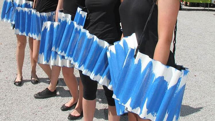 Eine Welle gab es auch - die Mädels zeigten ein Kunstprojekt von Edina Thern